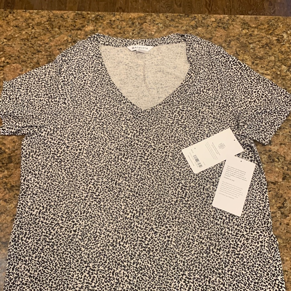 NWT Athleta Breezy scoop v-neck tee
